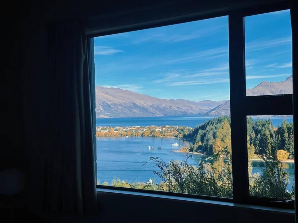 Walk to Town center with Views House in Queenstown