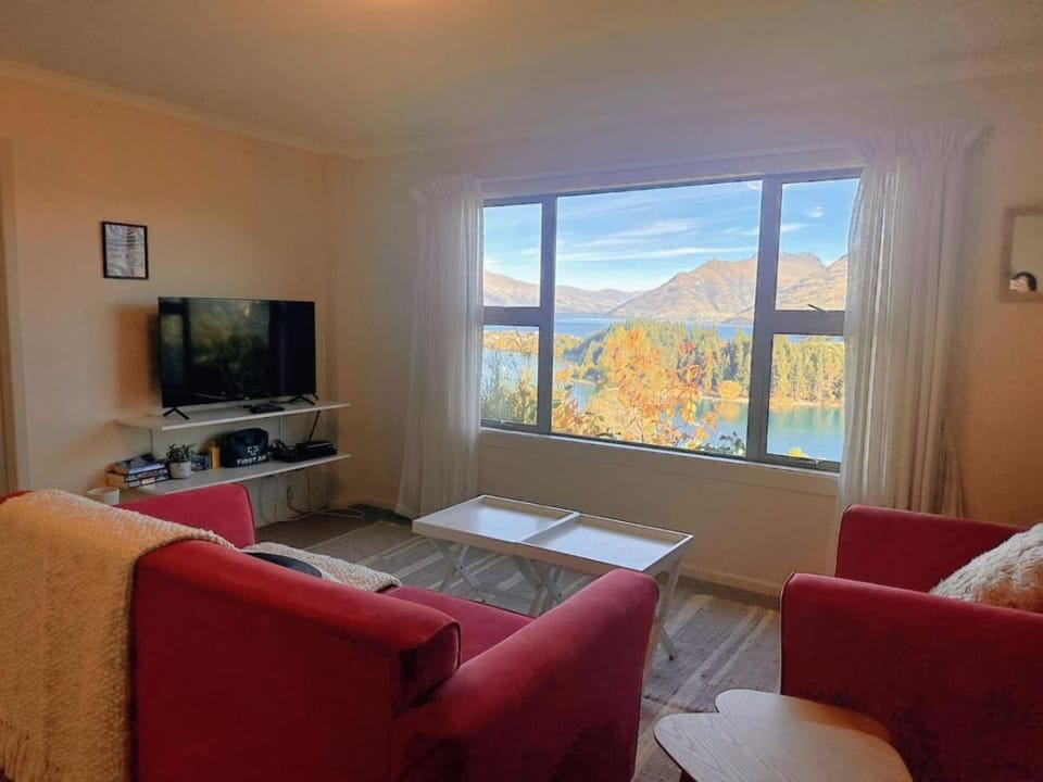 Walk to Town center with Views House in Queenstown