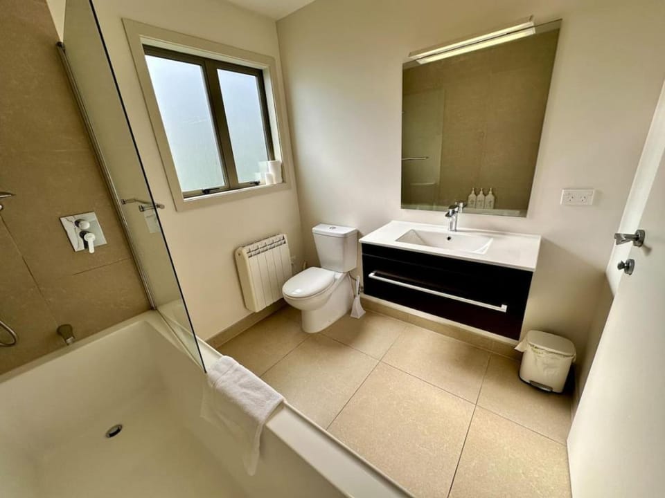 Tranquil Retreat 5 Min to Queenstown House in Queenstown