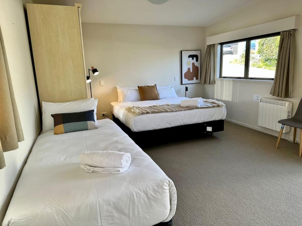 Tranquil Retreat 5 Min to Queenstown House in Queenstown