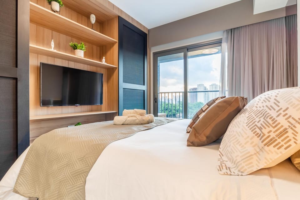 Bed, TV and multimedia, Bedroom