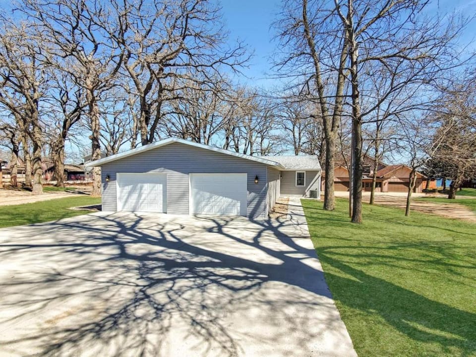 Grassy Knoll Retreat on the Big Spirit Lake House in Iowa