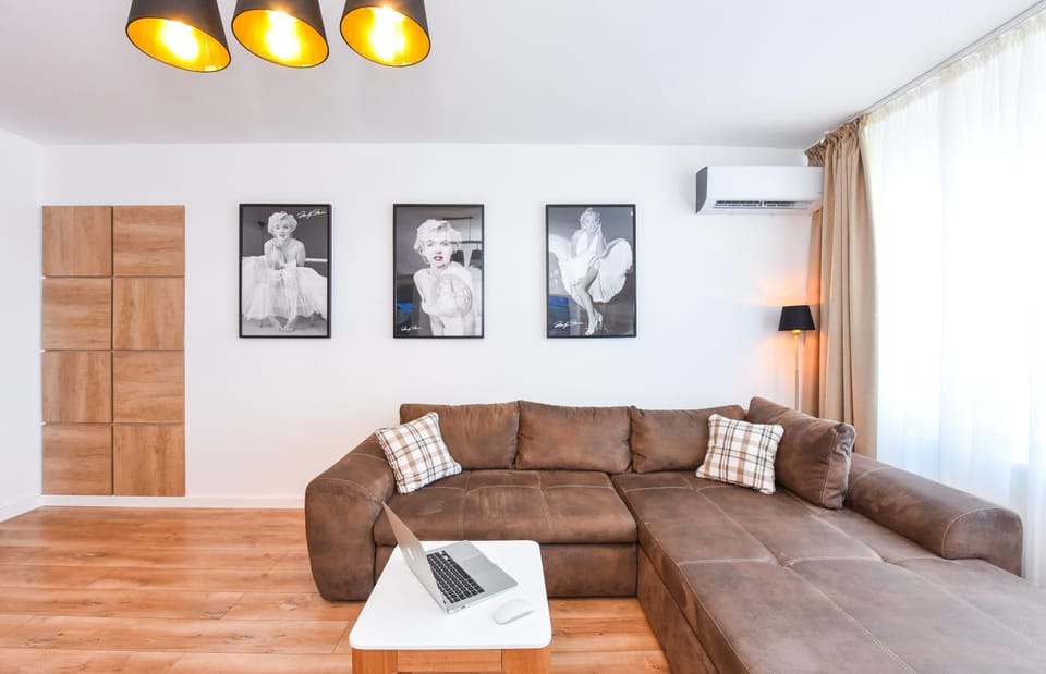 Living room, Photo of the whole room, Seating area