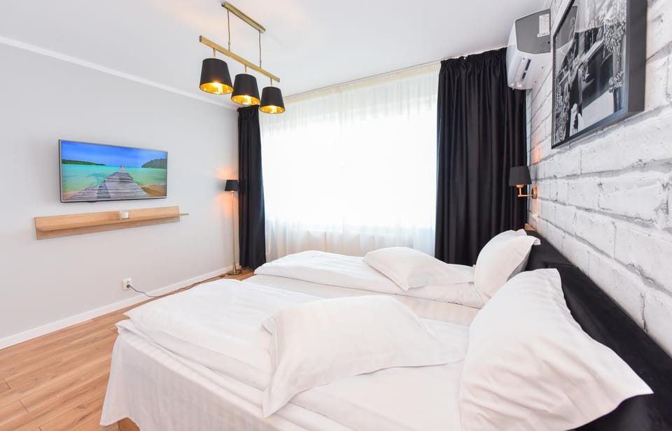 TV and multimedia, Photo of the whole room, Decorative detail, Bedroom