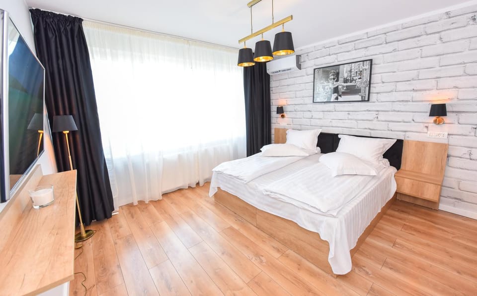 TV and multimedia, Photo of the whole room, Decorative detail, Bedroom