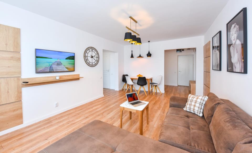 TV and multimedia, Living room, Photo of the whole room, Decorative detail, Dining area