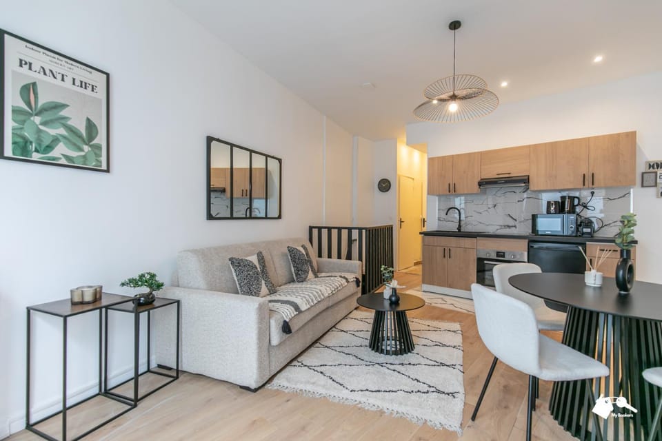 Kitchen or kitchenette, Living room, Seating area, Dining area, stove
