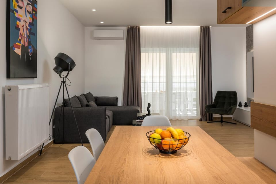 Seating area, Dining area, Food, air conditioner