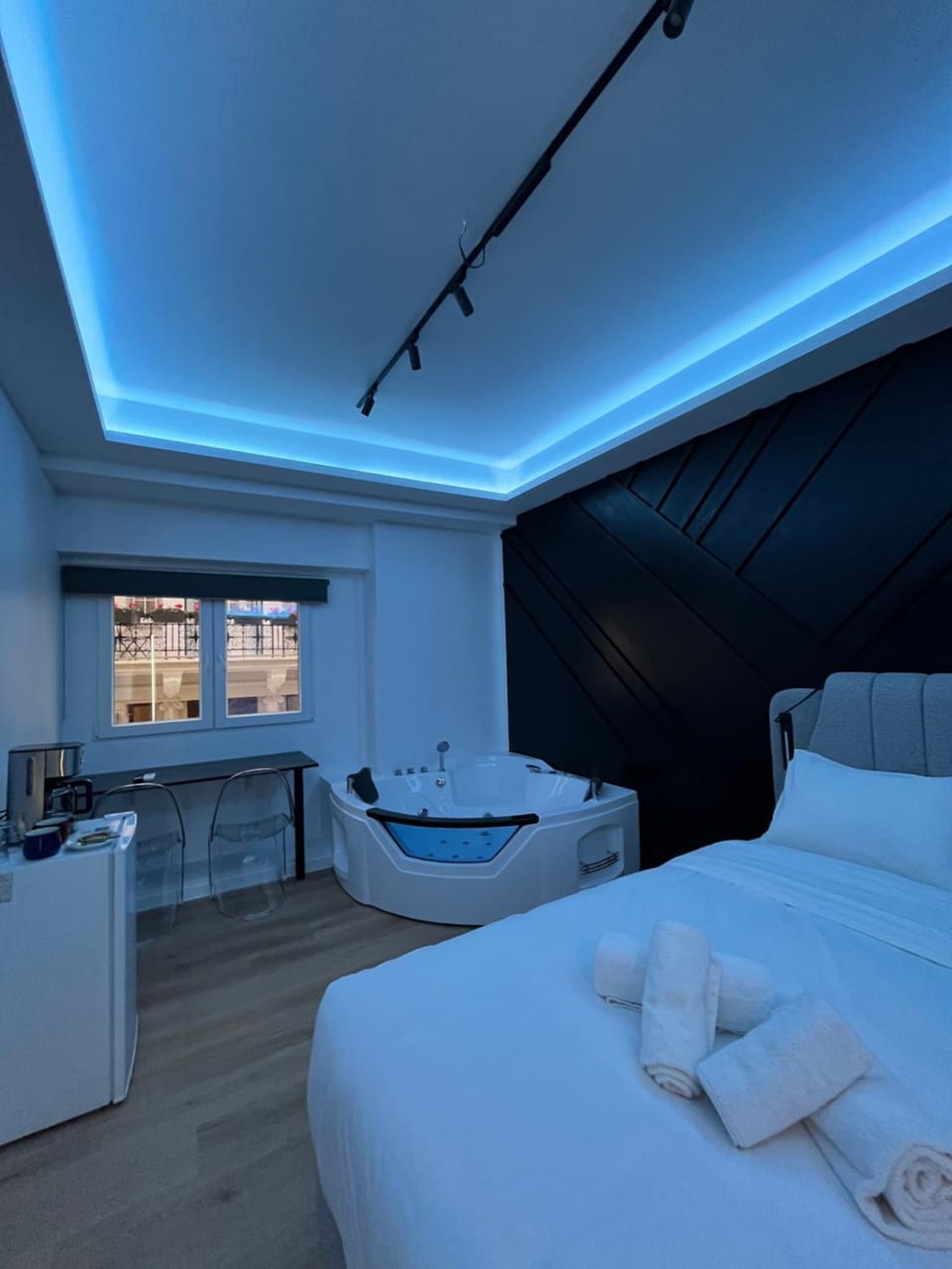 Bed, Photo of the whole room, Bedroom, towels