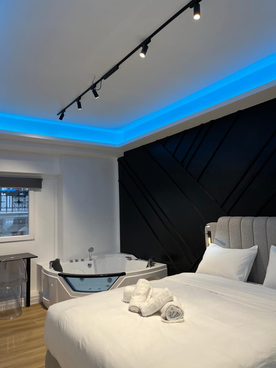 Bed, Photo of the whole room, Bedroom, towels