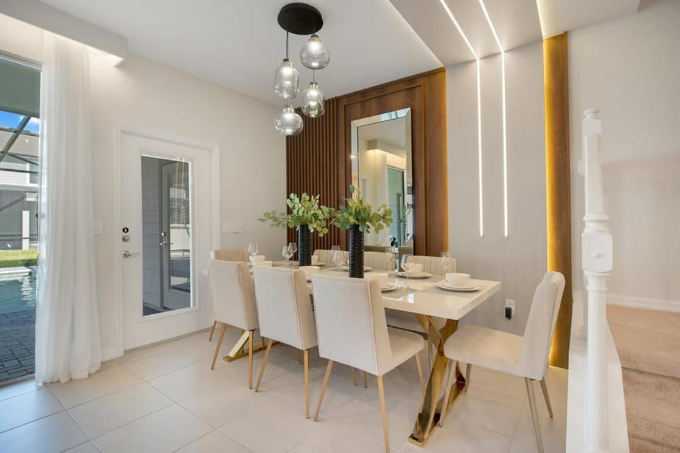 Large Windsor Island Villa with Pool and Arcade House in Four Corners