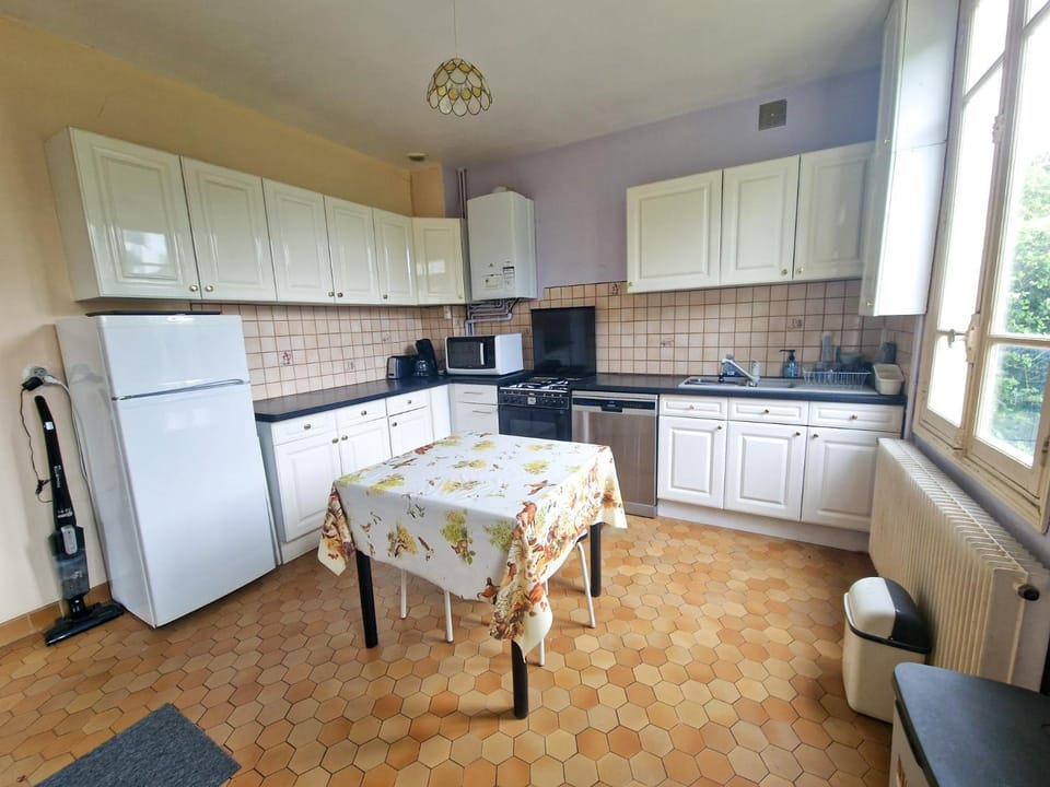 Coffee/tea facilities, dishwasher, microwave, oven, stove, kitchen