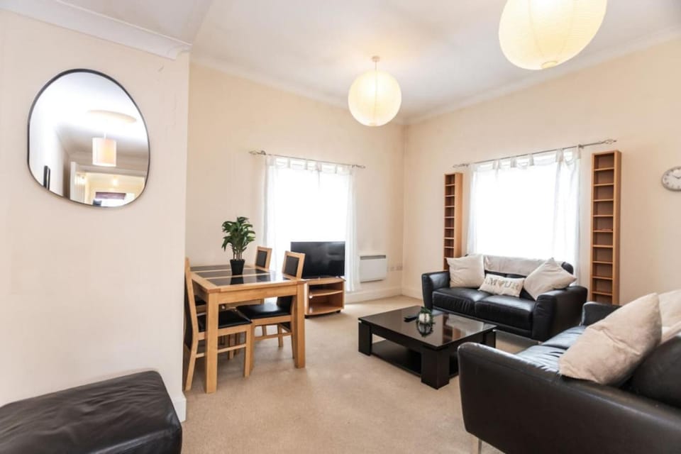 12 Bradford Old Town Swindon, 2 Bedroom, Sleeps 5, Free Secure Parking, Wifi, Long Stay Disc Apartment in Swindon