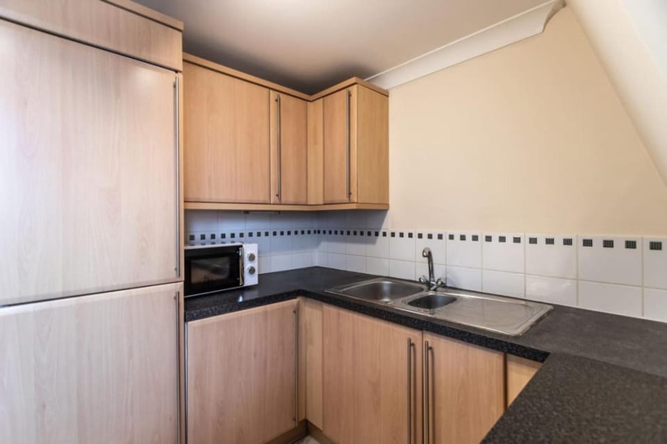 12 Bradford Old Town Swindon, 2 Bedroom, Sleeps 5, Free Secure Parking, Wifi, Long Stay Disc Apartment in Swindon