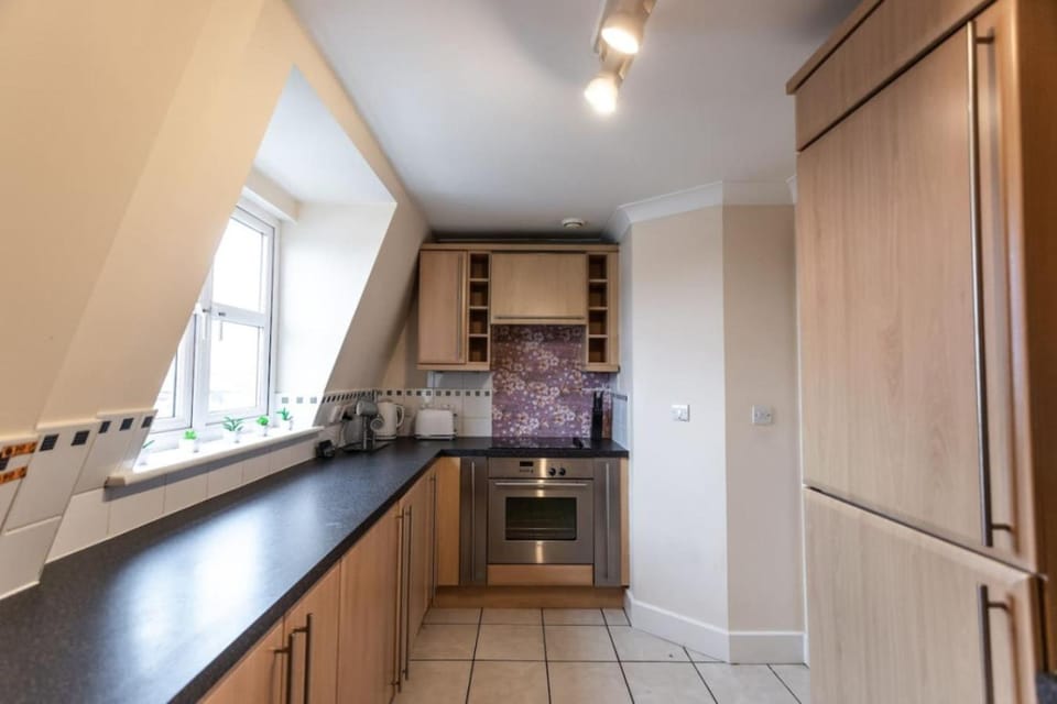 12 Bradford Old Town Swindon, 2 Bedroom, Sleeps 5, Free Secure Parking, Wifi, Long Stay Disc Apartment in Swindon