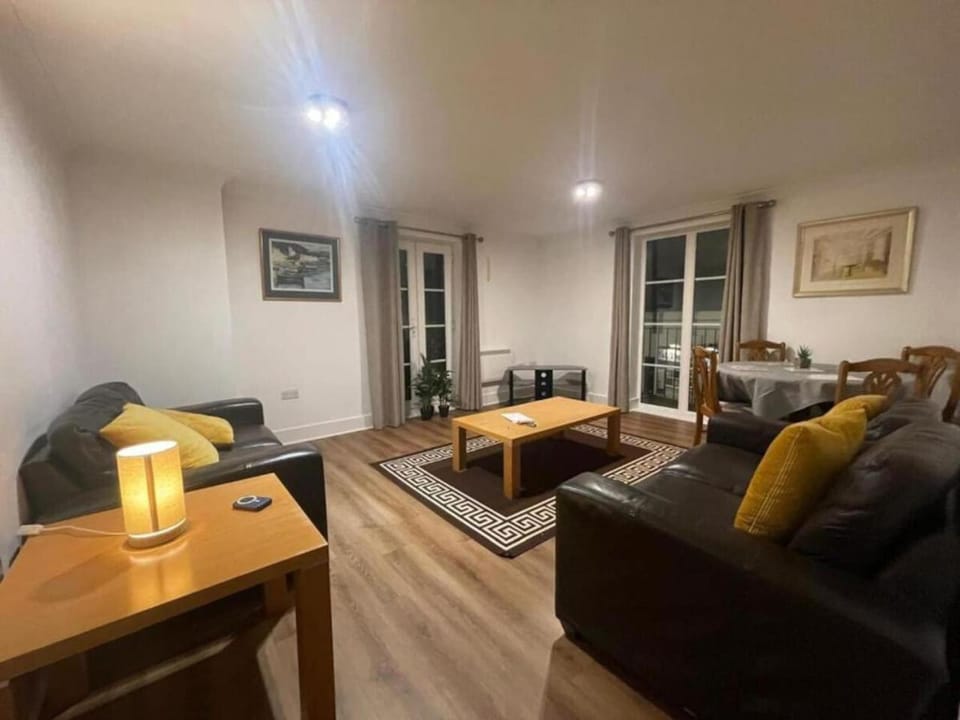 4 Bradford Old Town Swindon, 2 Bedroom, Sleeps 5, Free Secure Parking, Wifi, Long Stay Disc Apartment in Swindon