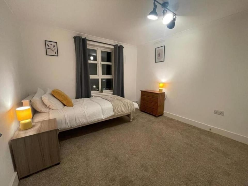 4 Bradford Old Town Swindon, 2 Bedroom, Sleeps 5, Free Secure Parking, Wifi, Long Stay Disc Apartment in Swindon