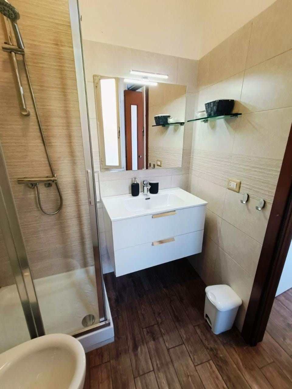 Shower, Toilet, Bathroom, towels