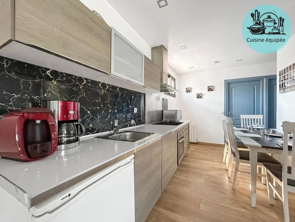 Coffee/tea facilities, Kitchen or kitchenette, Dining area, dishwasher, oven, stove