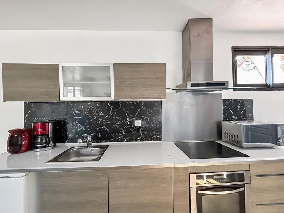 Kitchen or kitchenette, oven, stove