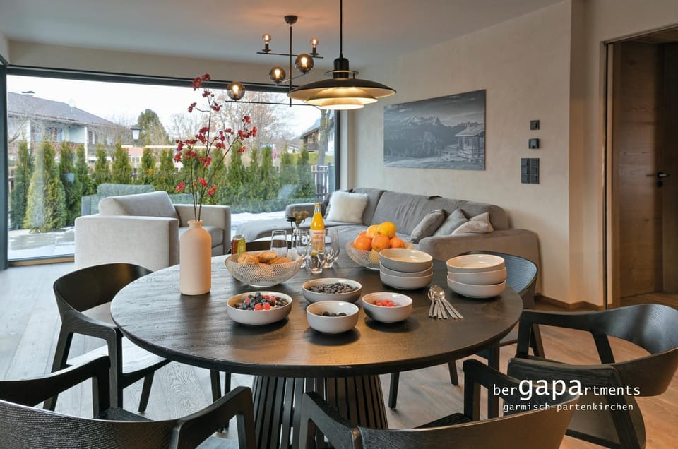 Living room, Seating area, Dining area