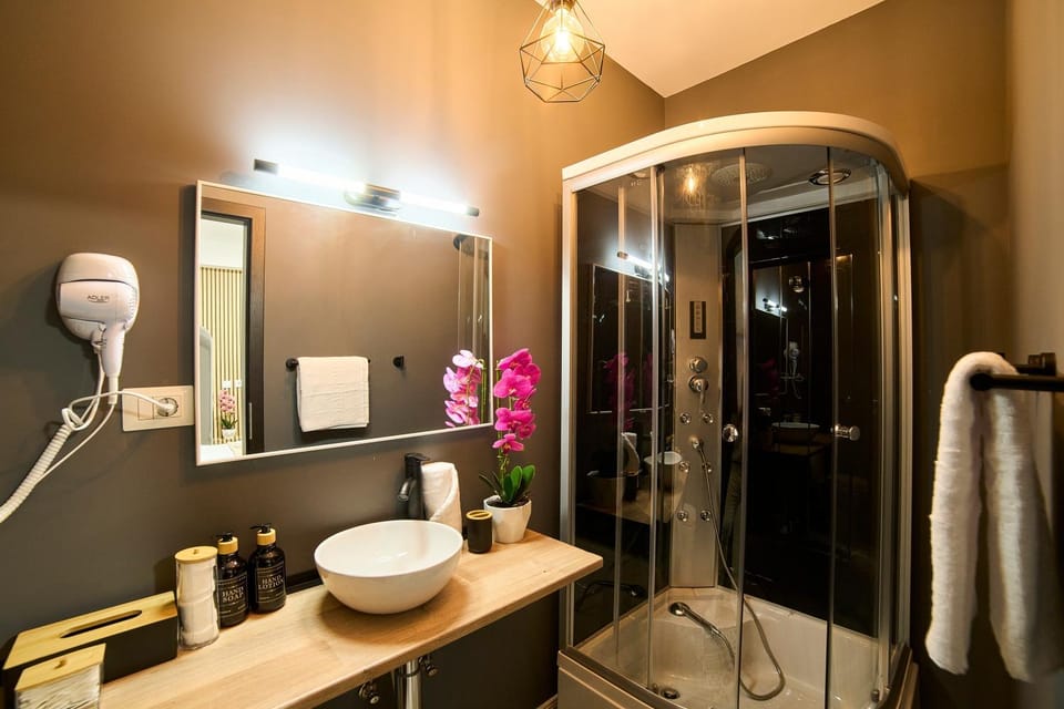 Shower, Bathroom, hair dryier, towels