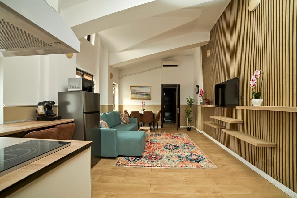 TV and multimedia, Living room, Photo of the whole room, Seating area, Dining area