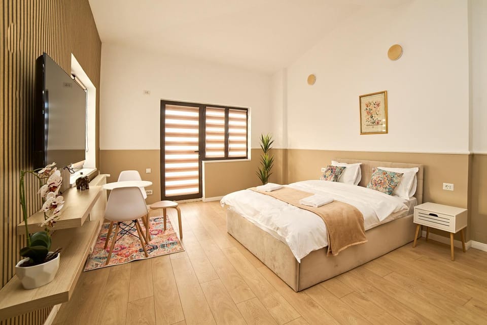 Bed, TV and multimedia, Photo of the whole room, Seating area, Bedroom