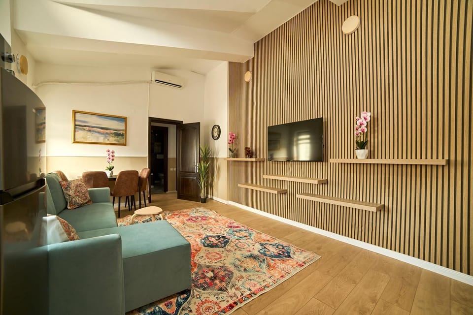 TV and multimedia, Living room, Seating area, Dining area