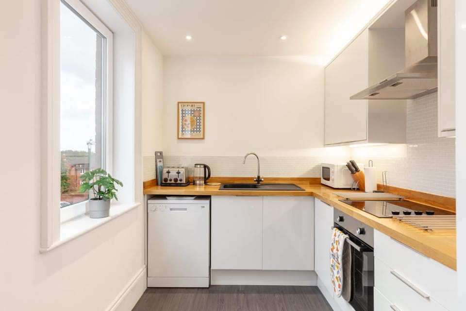 Coffee/tea facilities, Kitchen or kitchenette, dishwasher, oven, stove, toaster