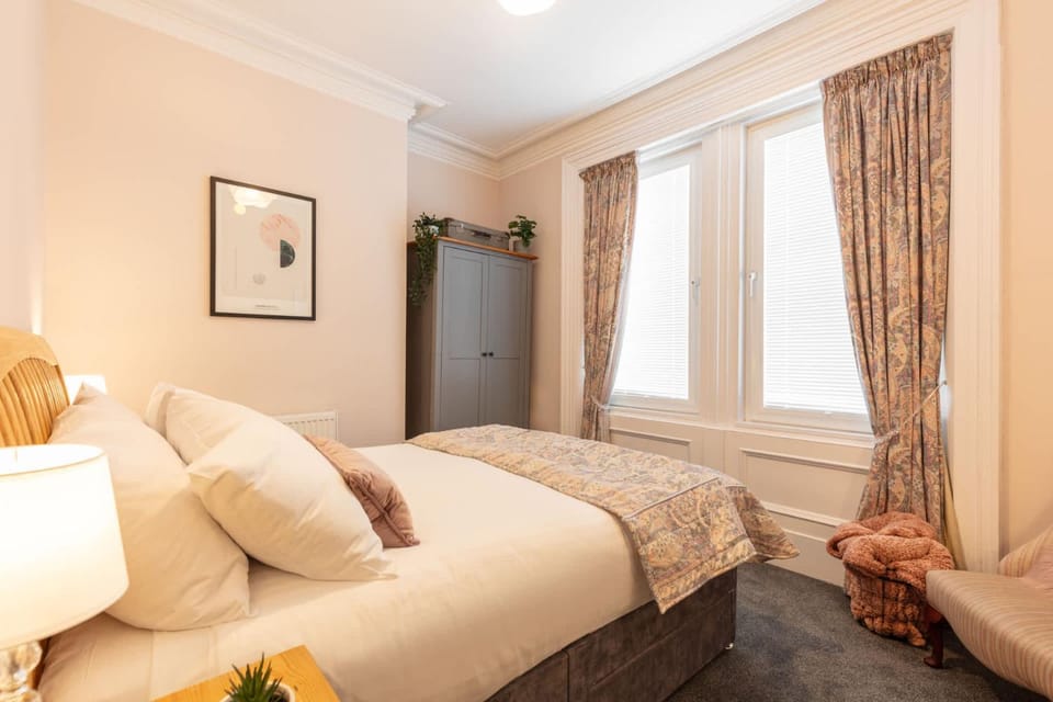 Bed, Seating area, Bedroom