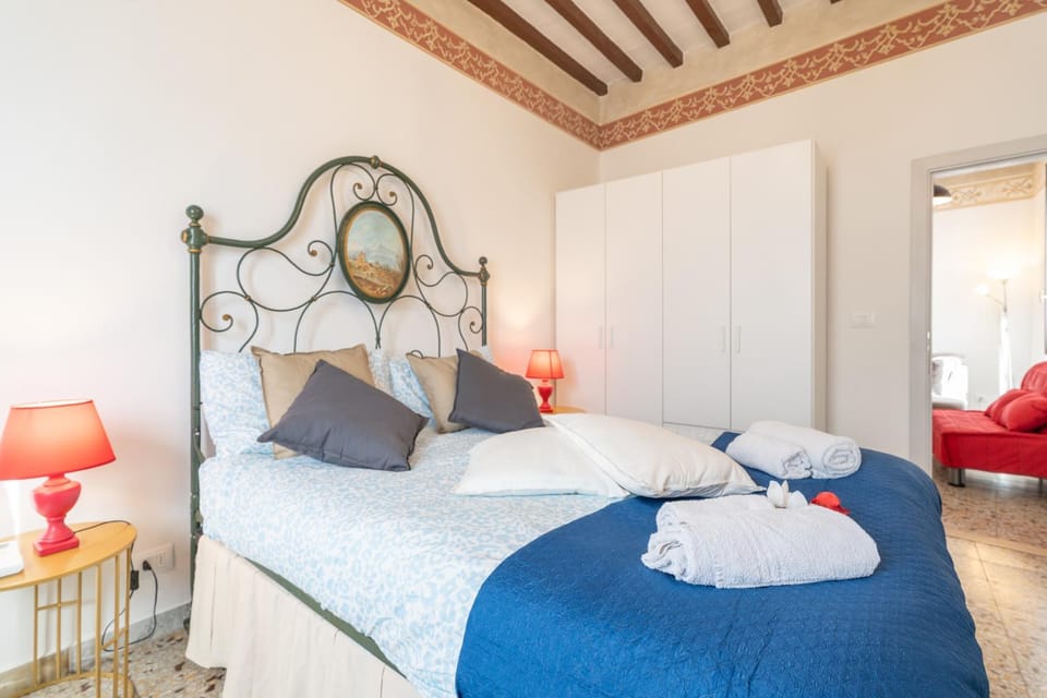 Bed, Bedroom, towels