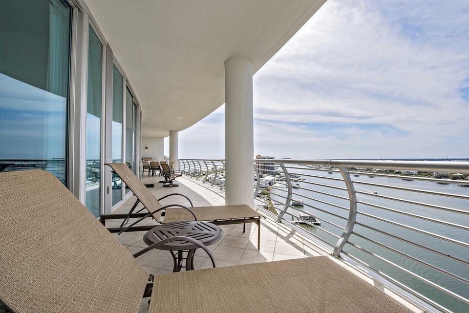 Bella Luna Penthouse 8 House in Ono Island