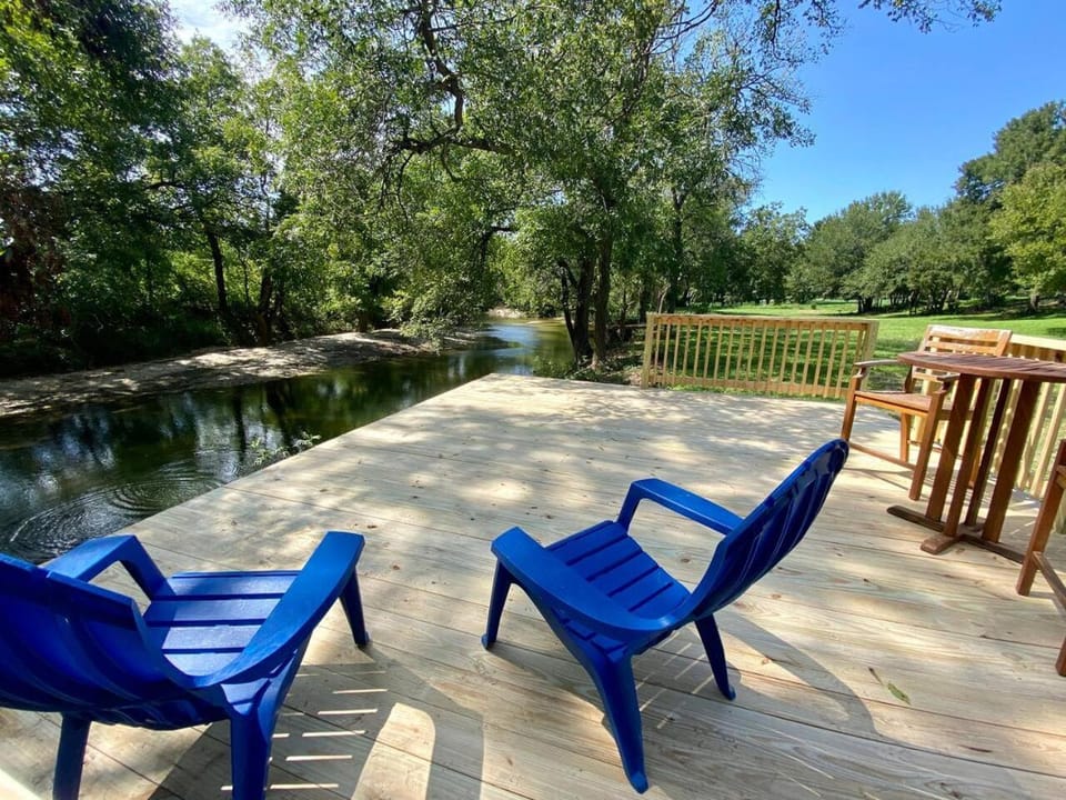 Five Acre Waterfront Retreat House in Belton
