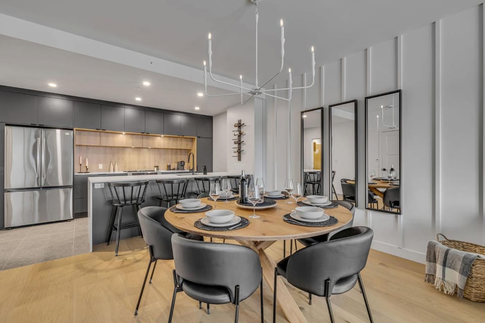 Kitchen or kitchenette, Dining area