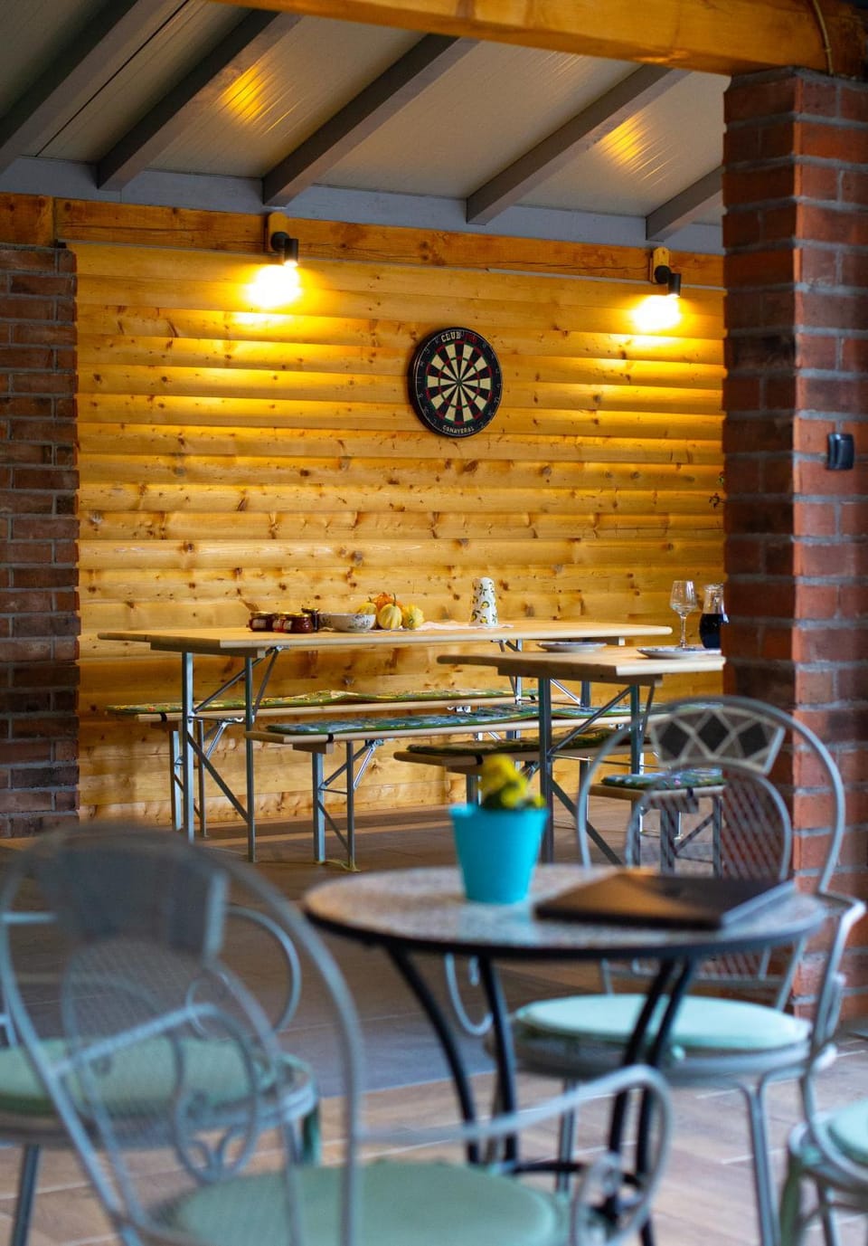 Darts, Seating area