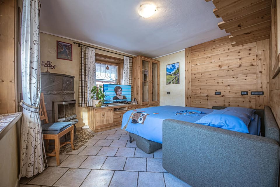 TV and multimedia, Photo of the whole room, Seating area, Bedroom