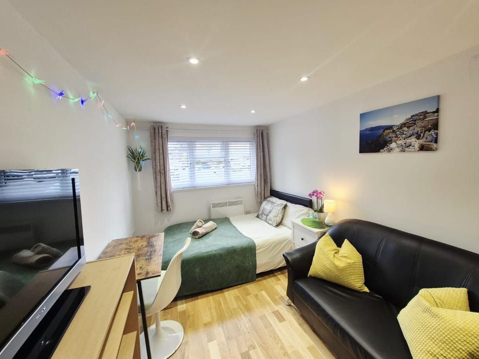 Bed, TV and multimedia, Bedroom