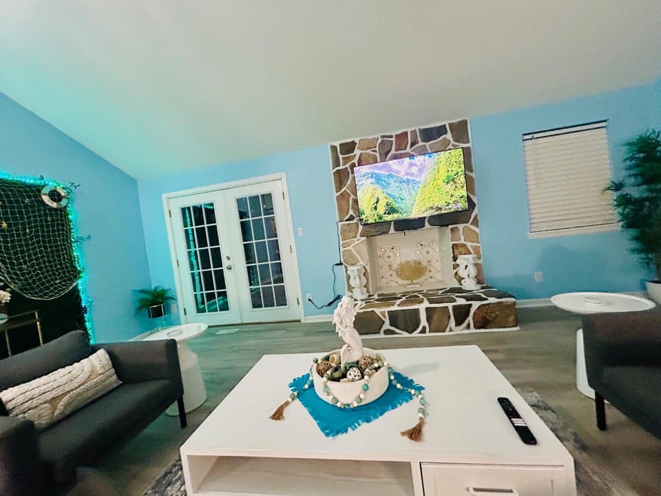 Communal lounge/ TV room, TV and multimedia, Living room, fireplace