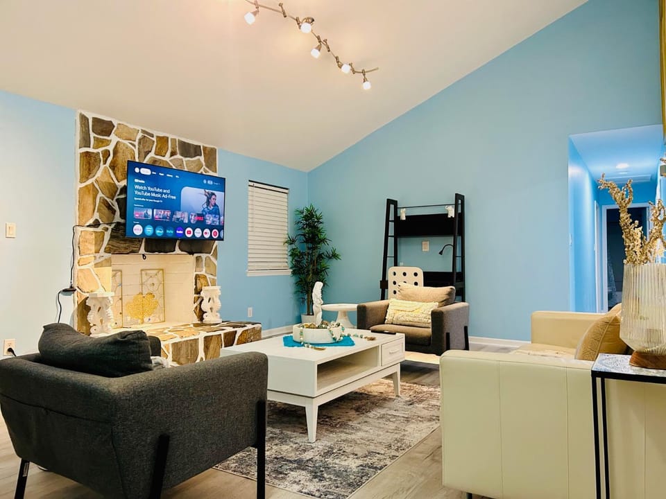Communal lounge/ TV room, TV and multimedia, Living room, Seating area