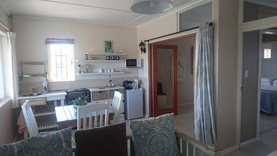 Coffee/tea facilities, Kitchen or kitchenette, Dining area