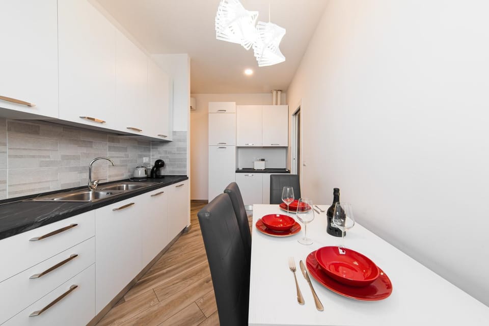 Kitchen or kitchenette, Dining area