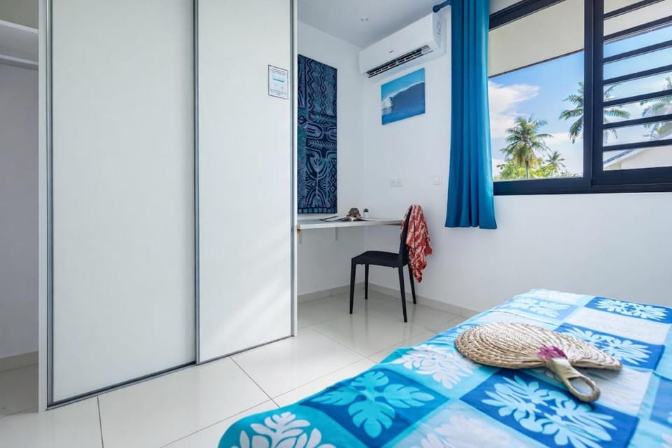 Bed, Photo of the whole room, Seating area, Bedroom, cot, wardrobe, air conditioner