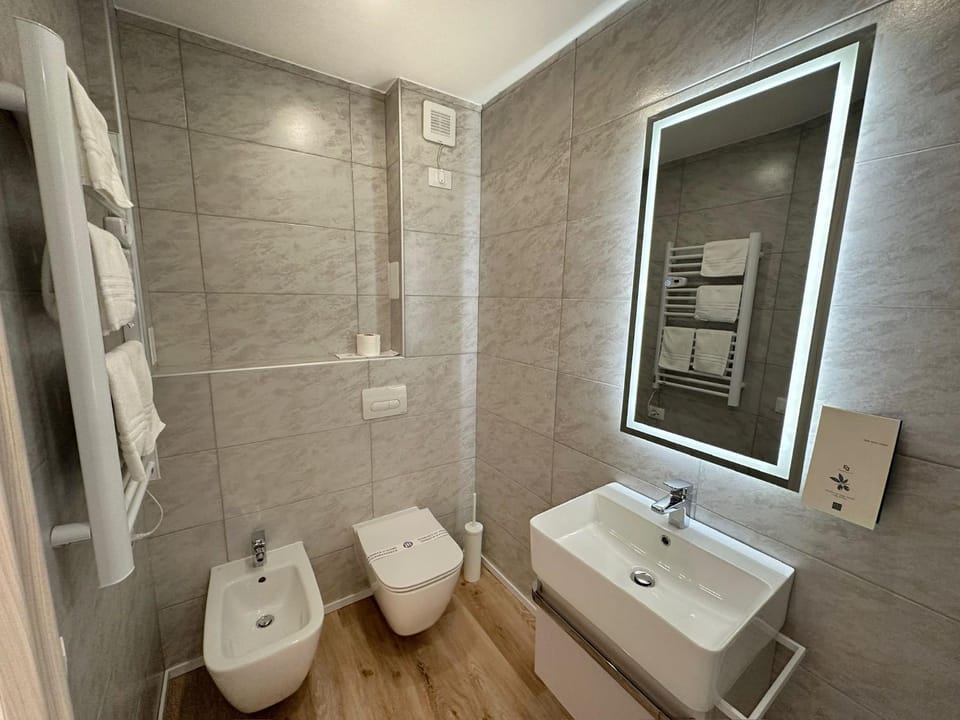 Shower, Toilet, Bathroom, bidet, towels