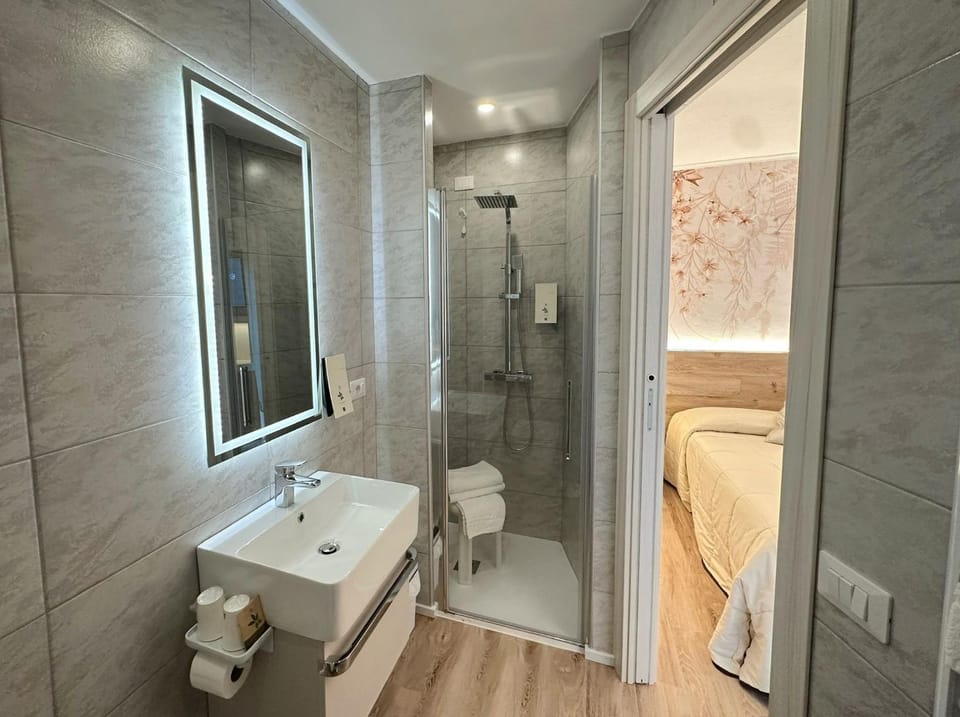 Shower, Toilet, Bathroom, bidet, towels