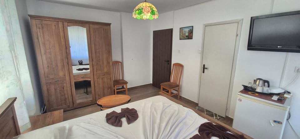 Bed, TV and multimedia, Photo of the whole room, Bedroom, wardrobe