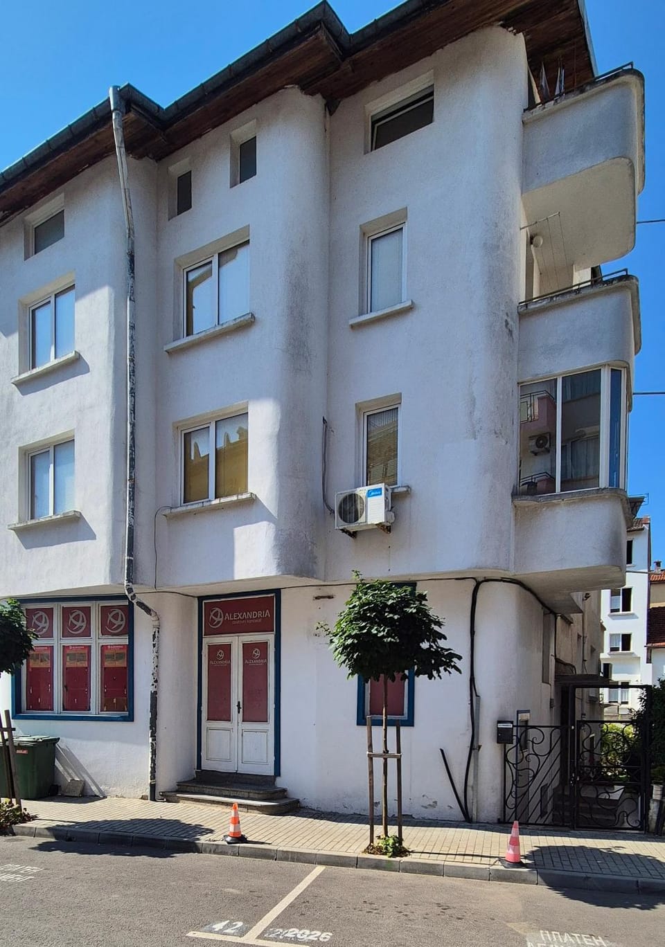 Property building, Facade/entrance, Day