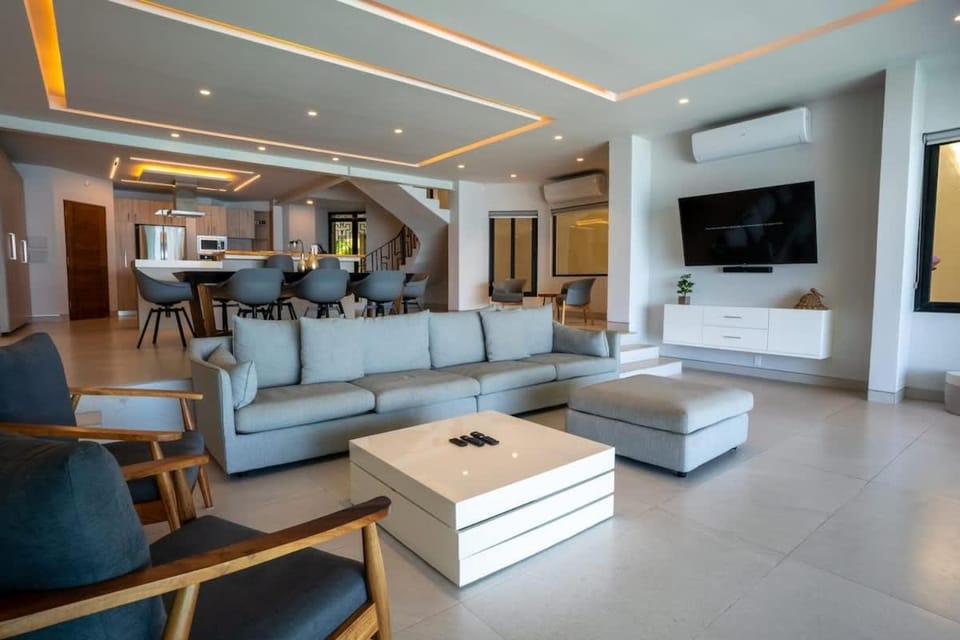 6BR Modern Oceanfront Villa w/ Infinity Pool House in Cancun