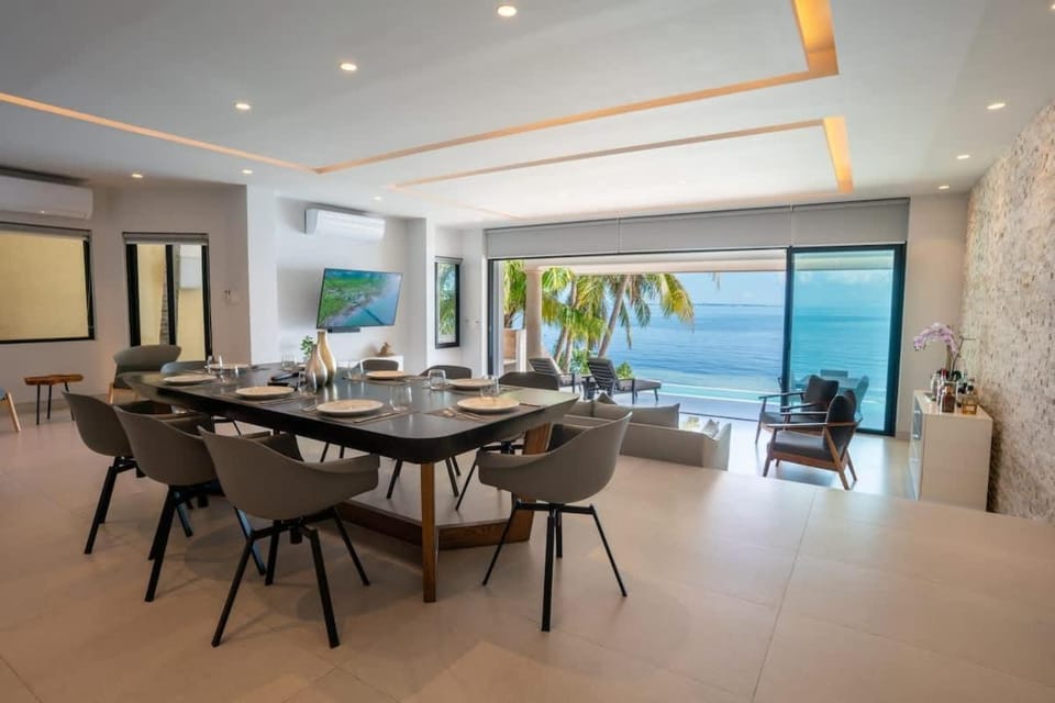 6BR Modern Oceanfront Villa w/ Infinity Pool House in Cancun