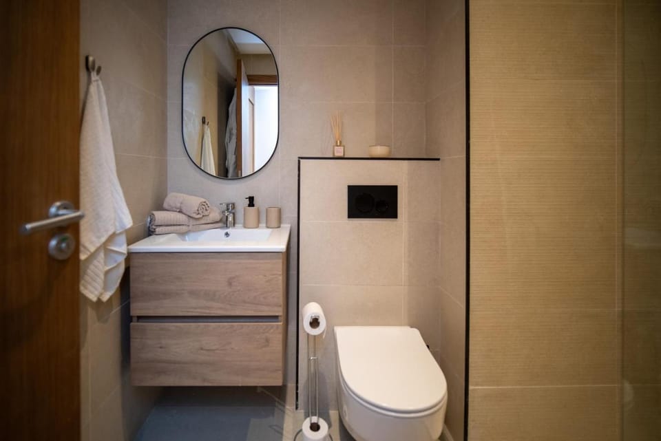 Shower, Toilet, Bathroom, towels